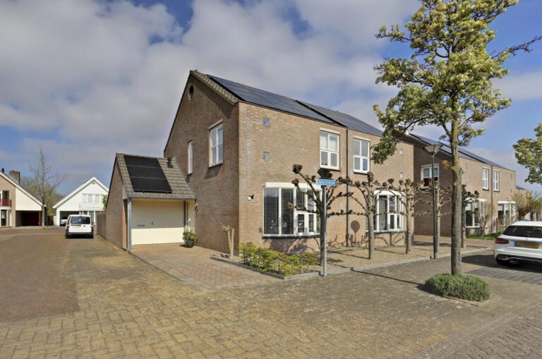 Natuurlijk! Hier is een informele beschrijving van de afbeelding, zoals je zou kunnen verzenden aan Mol & Roubos Makelaardij: --- Op de foto zie je een rij gezellige houten huizen, allemaal voorzien van mooie zonnepanelen op het dak. Aan weerzijden van de straat staan bomen die zorgen voor lekker wat schaduw en een groene uitstraling. Er zijn auto’s geparkeerd langs het trottoir, maar verder oogt het heel rustig. De lucht is deels bewolkt en alles bij elkaar straalt de buurt echt die fijne, rustige sfeer uit waar mensen naar op zoek zijn! --- Laat gerust weten of je het nog iets wilt aanpassen!.